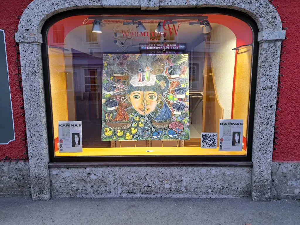 Dieses Bild zeigt ein faszinierendes Kunstwerk in einem Schaufenster im Zentrum von Bad Mitterndorf. Die Schaufensterpräsentation bietet einen visuellen Einblick in meine wechselnde Kunstausstellung.