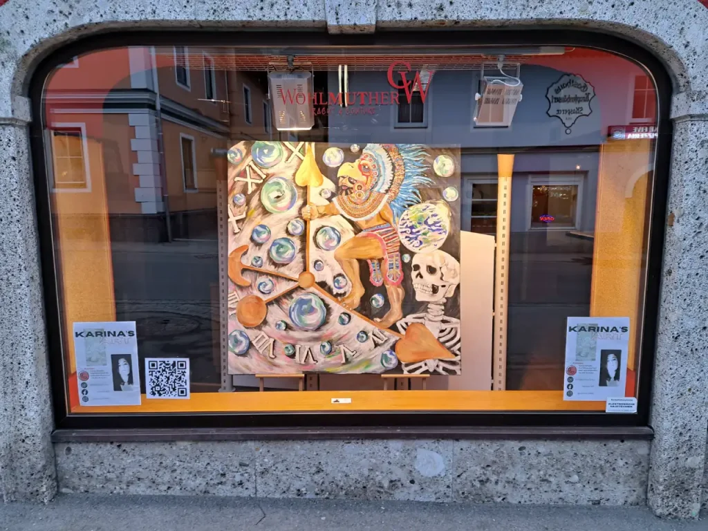 Dieses Bild zeigt ein Kunstwerk, das in einem Schaufenster ausgestellt ist, und gibt einen Einblick in meine wechselnde Kunstausstellung.